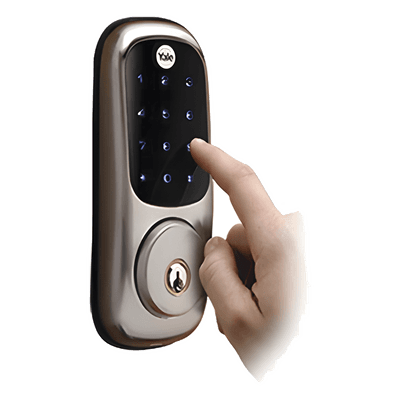 Cerradura electrónica / Teclado táctil y llave mecánica / 250 usuarios Z-Wave / 4 baterías AA / 1 año autonomía / 3 idiomas por voz
