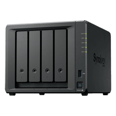 NAS 4 Bahías / Expandible a 9 Bahías / 2 Puertos 2.5GbE / 2 Ranuras M.2 NVMe / Procesador AMD Ryzen V1500B / 4 GB DDR4 ECC / Escritura Secuencial 565 MB/s / RAID Híbrido